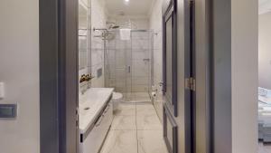 A bathroom at Florya Novi Hotel