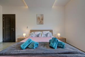 A bed or beds in a room at Trident Cove Holiday Home