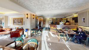 A seating area at Florya Novi Hotel