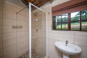 a bathroom with a sink and a shower at Ons Plek Accommodation in Hazyview