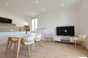 TV a/nebo společenská místnost v ubytování Cosy Muguets - Luxury Apartment for 6 People with Sea View