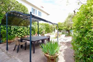 Zahrada ubytování Cosy Muguets - Luxury Apartment for 6 People with Sea View