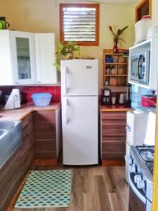 ครัวหรือมุมครัวของ Treehouse Hideaway Villa I - Piton and Ocean Views