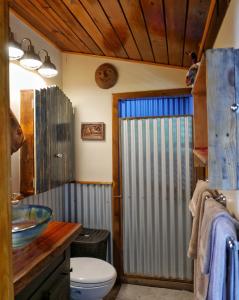 ein Badezimmer mit Dusche, Toilette und Waschbecken in der Unterkunft Treehouse Hideaway Villa I - Piton and Ocean Views in Soufrière