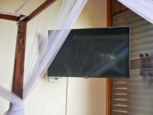 โทรทัศน์และ/หรือระบบความบันเทิงของ Treehouse Hideaway Villa I - Piton and Ocean Views