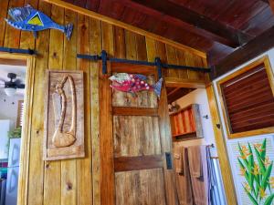 ครัวหรือมุมครัวของ Treehouse Hideaway Villa I - Piton and Ocean Views