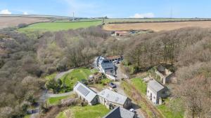 una vista aerea di una casa su una collina di Beautiful Barn Conversion with Games Room a Ilfracombe