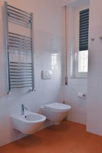 Un baño blanco con lavabo e inodoro. en Artemisia, en Sestri Levante 17 fotos más