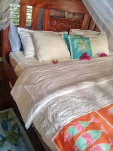 เตียงในห้องที่ Treehouse Hideaway Villa I - Piton and Ocean Views