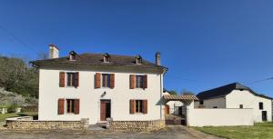 AubertinにあるCharmante maison - Terrasse, Piscine - Près de Pauの黒屋根の古白い家