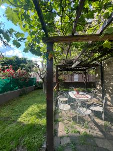 A garden outside Nuova Casa vacanze nonna Prassede con giardino e posto auto