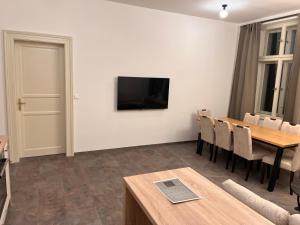 TV a/nebo společenská místnost v ubytování Pearl Bee Deluxe Suites