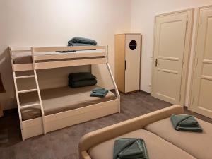 Postel nebo postele na pokoji v ubytování Pearl Bee Deluxe Suites