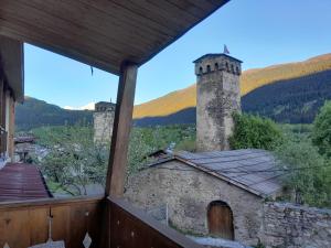 O vedere generală la munți sau o vedere la munte luată de la această pensiune