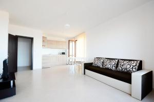 Kuchyň nebo kuchyňský kout v ubytování Sunrise Apartments