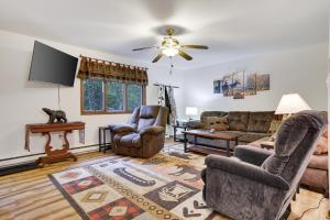 ein Wohnzimmer mit Sofa, Sesseln und Fernseher in der Unterkunft Serenity and Fun all in one in this Cozy Pocono Cabin in Jim Thorpe