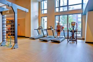 Gimnasio o instalaciones de fitness de Comfy Clarendon Apt - Steps from Metro