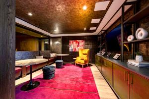Zona de estar de Comfy Clarendon Apt - Steps from Metro
