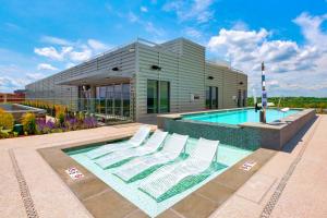Piscina en o cerca de Comfy Clarendon Apt - Steps from Metro