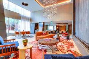 Zona de estar de Comfy Clarendon Apt - Steps from Metro