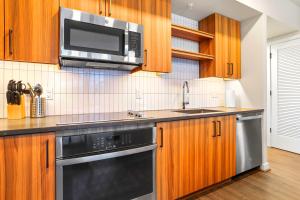 Una cocina o zona de cocina en Comfy Clarendon Apt - Steps from Metro