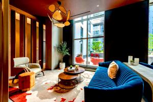 Zona de estar de Comfy Clarendon Apt - Steps from Metro