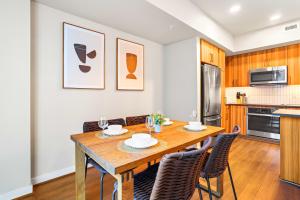 Una cocina o zona de cocina en Comfy Clarendon Apt - Steps from Metro