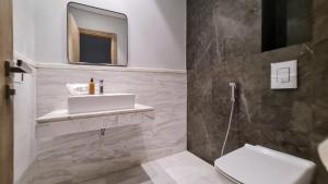 Ένα μπάνιο στο Axxodia- Apartments In Aeon Towers