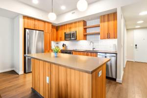 Una cocina o zona de cocina en Comfy Clarendon Apt - Steps from Metro