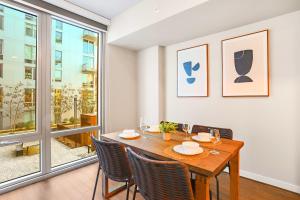 Un comedor con mesa y sillas y una ventana. en Comfy Clarendon Apt - Steps from Metro, en Arlington