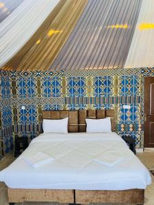 Postel nebo postele na pokoji v ubytování RUM FLORAA LUxURY CAMP