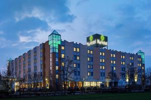 um edifício de hotel com uma placa em cima em H+ Hotel Leipzig-Halle em Landsberg OT Peißen