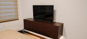 ラパスにあるLuxury Suite Platinum La Paz Boliviaの薄型テレビ(ドレッサーの上に座る)