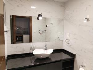 ラパスにあるLuxury Suite Platinum La Paz Boliviaの白い洗面台と鏡のあるバスルーム +41枚の写真