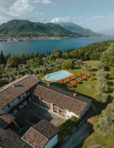 una vista aérea de una casa con piscina y un lago en L'Angelica Corte Palazzina, Country Retreat, en Saló