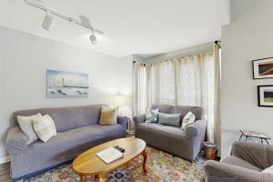 ein Wohnzimmer mit Sofa und Tisch in der Unterkunft 1237 Creekwatch in Seabrook Island