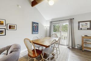 ein Esszimmer mit einem Holztisch und Stühlen in der Unterkunft 1237 Creekwatch in Seabrook Island + 22 Fotos