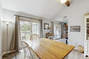 ein Esszimmer mit einem Holztisch und Stühlen in der Unterkunft 1237 Creekwatch in Seabrook Island