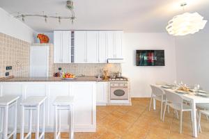 Η κουζίνα ή μικρή κουζίνα στο Residenze Padule 3 bedr, Terrace Sea View, Parking +8 φωτογραφίες