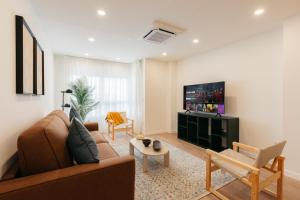 a living room with a couch and a table at Doce de Colón Requena in Requena
