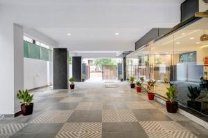 海得拉巴Treebo Address Inn Gachibowli的建筑物内摆满盆栽的空走廊 更多27张照片