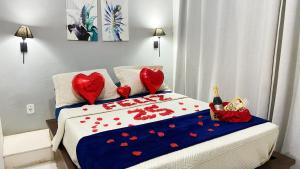 um quarto com uma cama com corações vermelhos em Pousada Hospedagem Caribe em Arraial do Cabo mais 57 fotografias