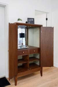 Μια τηλεόραση ή/και κέντρο ψυχαγωγίας στο Chic Studio Close to Harbor Point