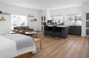 Η κουζίνα ή μικρή κουζίνα στο Chic Studio Close to Harbor Point +13 φωτογραφίες