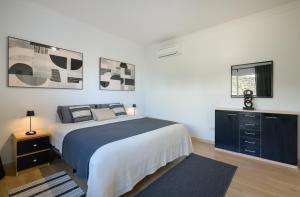 Giường trong phòng chung tại Villa Idaira, Luxury & Views +44 ảnh