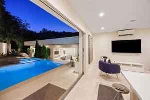ロサンゼルスにあるNew Listing Mountainside Villa by Colby & Conradのリビングルーム(スイミングプール、テレビ付) +50枚の写真