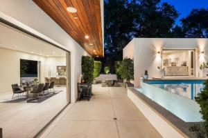 ロサンゼルスにあるNew Listing Mountainside Villa by Colby & Conradのプール付きの家の外観