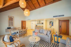 Ruang duduk di The Bannister Hotel & Yacht Club by Mint