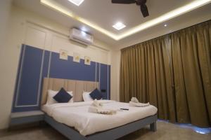 a bedroom with a large bed and a ceiling fan at 4 BHK Lavish villa in Bhose in Mahabaleshwar +58 photos