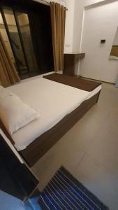Rúm í herbergi á The Beach hotel - Alibag